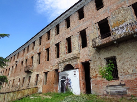 MONCALIERI - Entrano di soppiatto nel castello di Revigliasco, chiuso: allontanati dai carabinieri