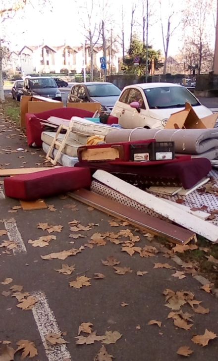 NICHELINO - Nuovo maxi abbandono di rifiuti in via Amendola: materassi e divani