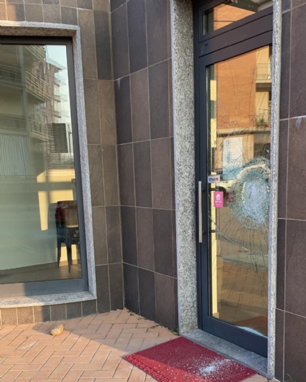 NICHELINO - Sfasciato da ignoti l'ingresso della nuova pizzeria in via Colombetto