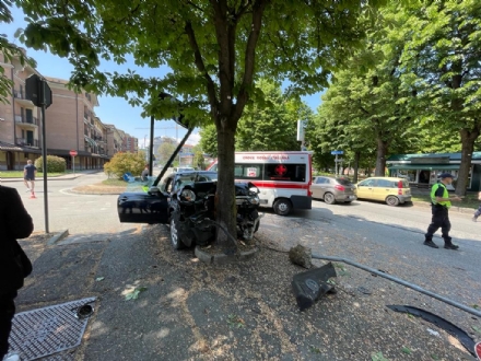 ORBASSANO - Perde il controllo dell'auto e si schianta contro un albero
