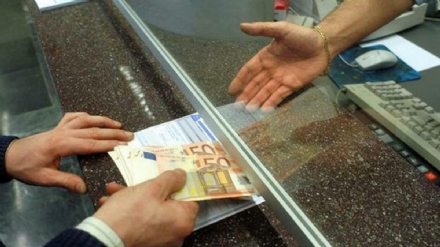 MONCALIERI - Proteste all'ingresso Unicredit di corso Roma per la coda: arrivano i carabinieri