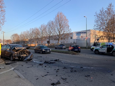 MONCALIERI - Schianto tra due auto in via Postiglione: due feriti - FOTO