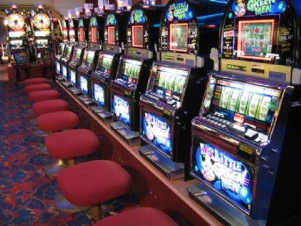 MONCALIERI - Sfascia una slot machine con lestintore e scappa