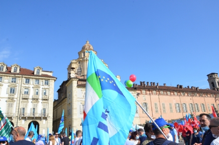 SCUOLA - La denuncia della Uil: 'In Piemonte decine di docenti e personale ATA senza stipendio da mesi'