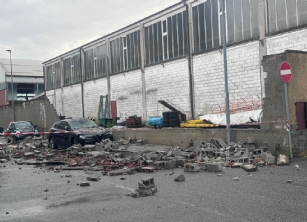 MALTEMPO - Crolla muro di una fabbrica sulle auto in sosta, via Cacciatori allagata - LE FOTO -