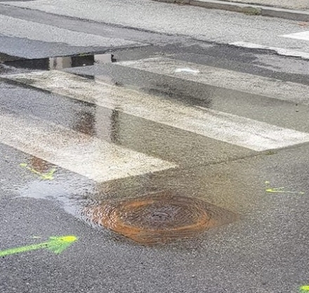 NICHELINO - Guasto idrico in via Sassari, da una settimana il tombino perde acqua