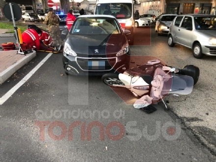 MONCALIERI - Auto contro scooter: un ferito trasportato in ospedale e traffico in tilt