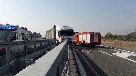 CANDIOLO - Grave incidente sull'autostrada Torino-Pinerolo, camionista in condizioni critiche - LE FOTO -