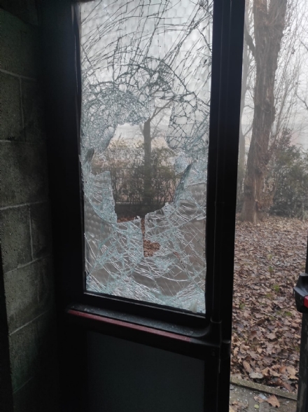 PIOSSASCO - Vandali in azione al centro polisportivo
