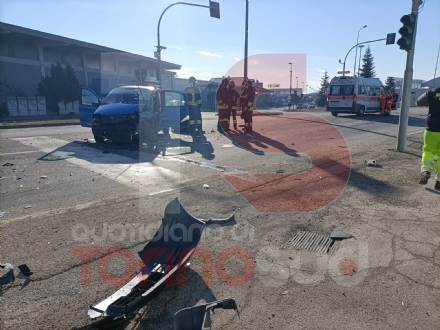 LA LOGGIA - Brutto incidente tra auto e camion: grave al Cto una donna di 52 anni - FOTO