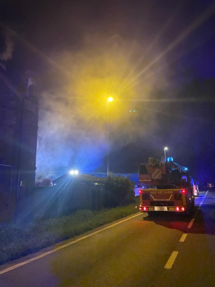 CARIGNANO - Incendio in una casa per un corto circuito: evacuate tre persone