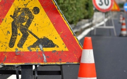 RIVALTA - Taglio piante sulla strada del Dojrone: strada chiusa per tre settimane