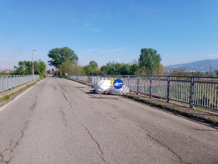 MONCALIERI - Dopo un mese, i sacchi di lana di roccia ripescati nel Chisola sono ancora sul ponte