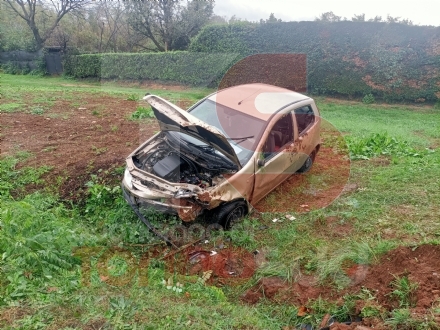 RIVALTA - Incidente in via Einaudi, auto ribaltata all'altezza del distributore