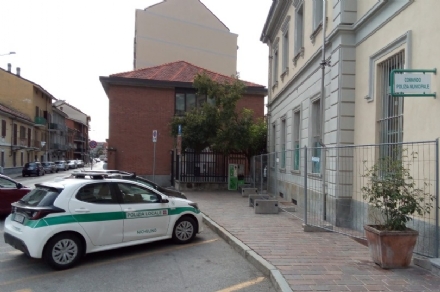 NICHELINO - Insegne e dehors abusivi, la polizia locale multa negozi