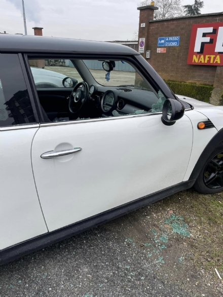 VINOVO - Ancora auto nel mirino dei ladri: sfondato il vetro di una Mini davanti alla scuola Matteotti