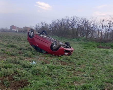 NICHELINO - Incidente nello svincolo Debouchè, auto ribaltata