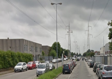 MONCALIERI - Sfondano il cancello di un'azienda e rubano un furgone