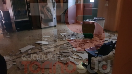 NICHELINO - Crolla il controsoffitto dell'Enaip, la scuola professionale