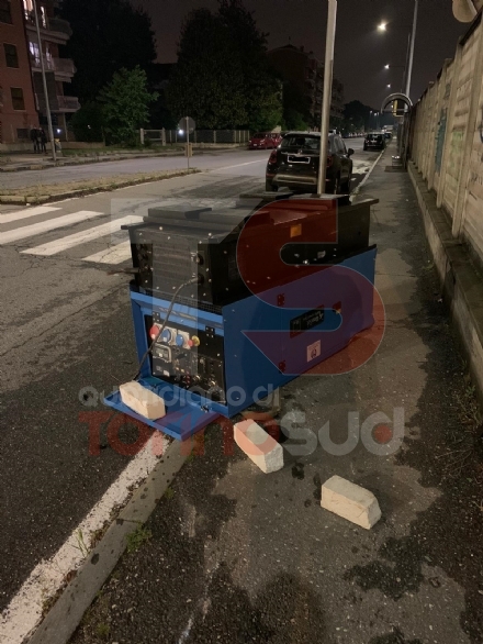 NICHELINO - Il camioncino rubato perde il maxi generatore: recuperato sul ponte per via Artom