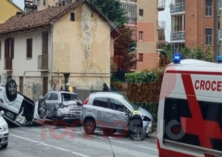 MONCALIERI - Incidente in strada Genova, auto ribaltata e caos alla circolazione
