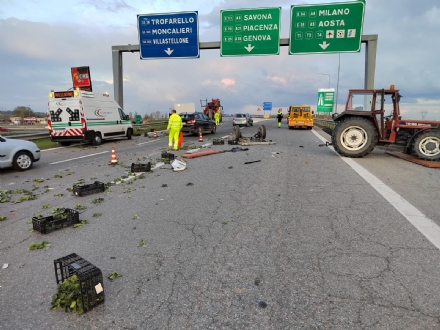 MONCALIERI - Incidente tra furgone e trattore al rondò San Paolo