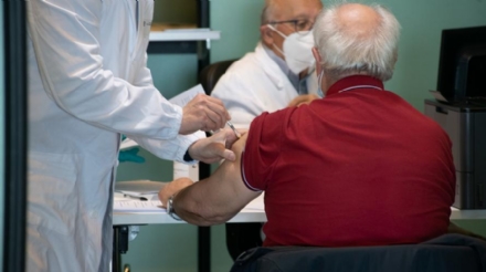 TORINO SUD - Quarta dose per gli over60, si parte: disponibile anche in farmacia o dal medico di base