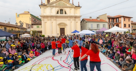 ORBASSANO - Migliaia di giovani studenti in piazza per «Evviva!» - FOTO