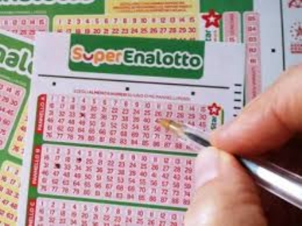 MONCALIERI - Vince 10mila euro ad un concorso legato al Superenalotto ma rischia di perderli
