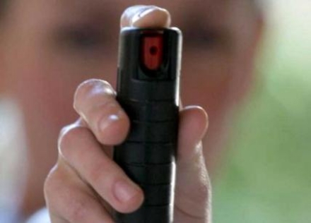 CARMAGNOLA - La litigata per la precedenza finisce con un'aggressione con spray al peperoncino