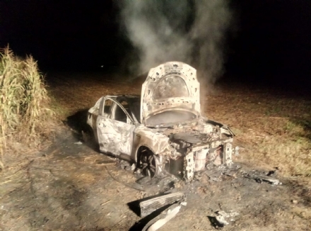 CARMAGNOLA - Auto rubata spolpata e data alle fiamme in via Carignano