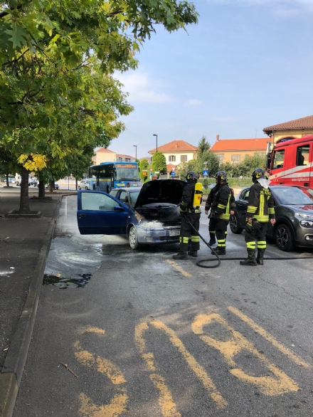ORBASSANO - Auto in fiamme in via Torino durante la marcia