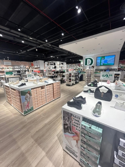 MONCALIERI - Deichmann apre al centro commerciale Porte e crea cinque nuovi posti di lavoro