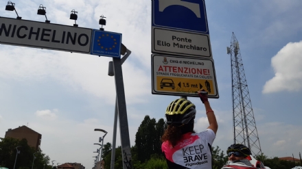 NICHELINO - La ciclista Gianotti a inaugurare i nuovi cartelli sulla sicurezza per le bici