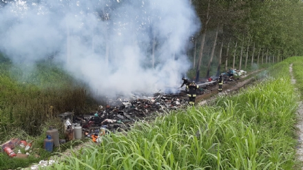 MONCALIERI - Un'altra discarica abusiva a fuoco lungo zona Freylia Mezzi