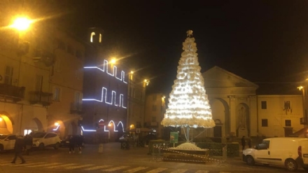 CARMAGNOLA - I costi delle luminarie natalizie tutte a carico del Comune: Ascom e negozi esentati