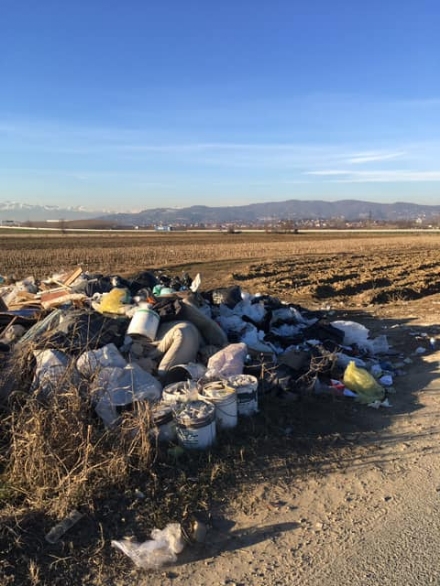 TROFARELLO - Maxi abbandono di rifiuti in strada Restauduzzo