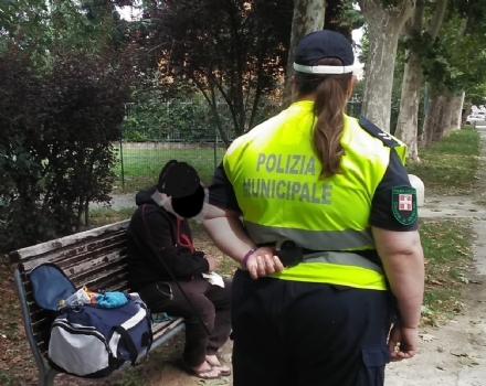 NICHELINO - 40enne colto da malore su una panchina soccorso dagli agenti della polizia locale