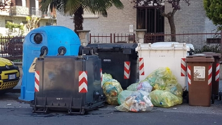 MONCALIERI - Cade il bidone della spazzatura e nessuno lo ripristina