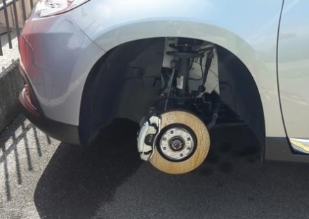 MONCALIERI - Ladri di gomme in azione: i cittadini-sentinella li allontanano