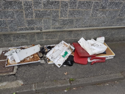 CARMAGNOLA - Rifiuti abbandonati in città, continua la maleducazione