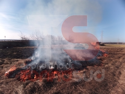 CANDIOLO - Incendio sulla circonvallazione, porzione di terreno carbonizzato
