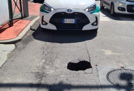 NICHELINO - Si apre una voragine nell'asfalto in via Torino, vicino al centro vaccini
