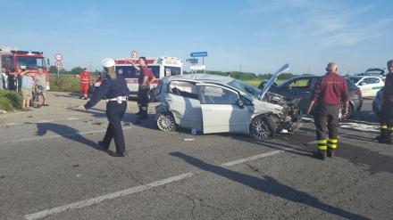 CARMAGNOLA - Ancora un terribile schianto sulla provinciale 393: tre feriti e traffico in tilt