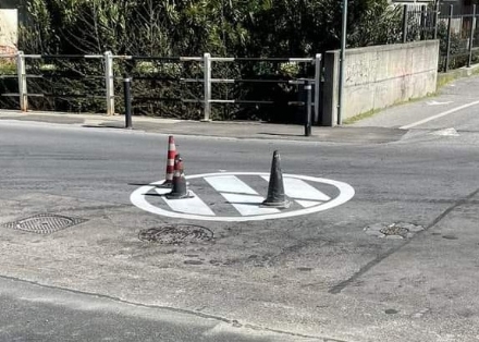 CARMAGNOLA - Incidente nella nuova rotondina di via Chiffi e scoppia la polemica