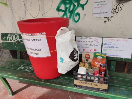 TROFARELLO - Cibo gratis nel contenitore sulla panchina: 'Chi può metta. Chi non non può, prenda'