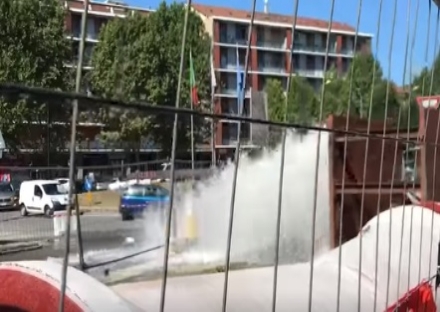 MONCALIERI - Salta il tubo dell'acquedotto in via Cavour: in centinaia senz'acqua