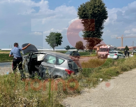 CARMAGNOLA - Paura per un incidente in via Chieri: coinvolta una vettura della polizia locale