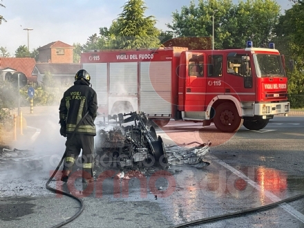 MONCALIERI - Jaguar prende fuoco mentre viaggia in strada Vivero: auto distrutta, conducente illeso