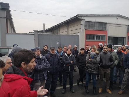 MONCALIERI - Presidio e sciopero dei lavoratori Alpitel di fronte allo stabilimento